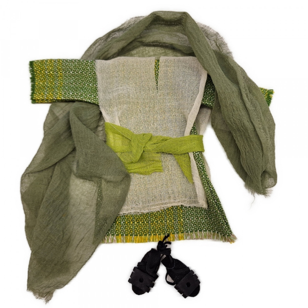 Kleid aus grün-gelbem Gewebestoff mit Umhang, Gürtel und Schleier